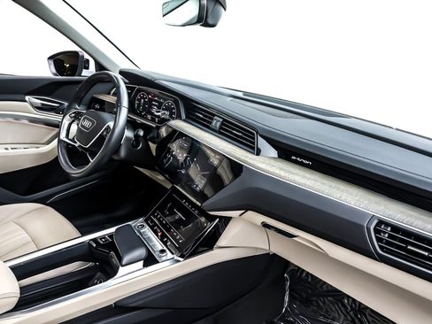 Used 2024 Audi Q8 e-tron Premium Plus w/ Premium Plus Package image 17