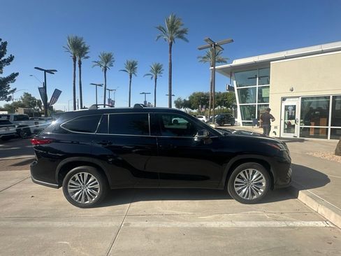 Used 2023 Toyota Highlander Platinum FWD image 4