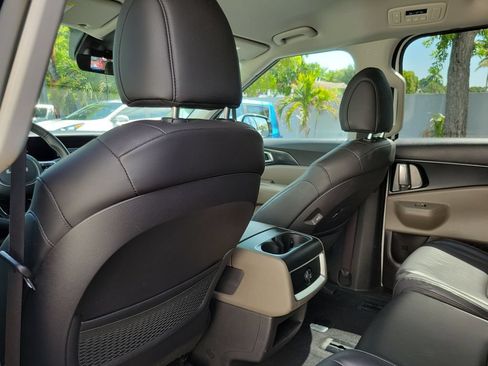 Certified 2025 Kia Carnival FWD image 11