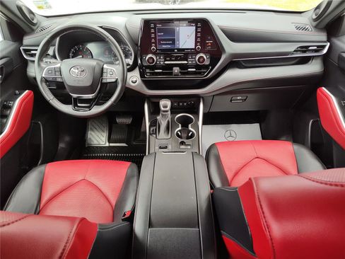 Used 2021 Toyota Highlander XSE FWD image 22