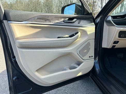 Used 2022 Jeep Grand Cherokee Limited image 19