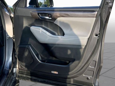 Used 2022 Toyota Highlander Platinum FWD image 23