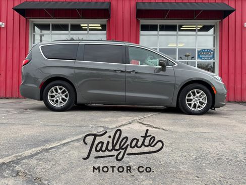 Used 2022 Chrysler Pacifica Touring-L FWD image 1