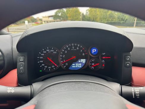 Used 2017 Nissan GT-R Premium w/ Premium Interior Package image 38