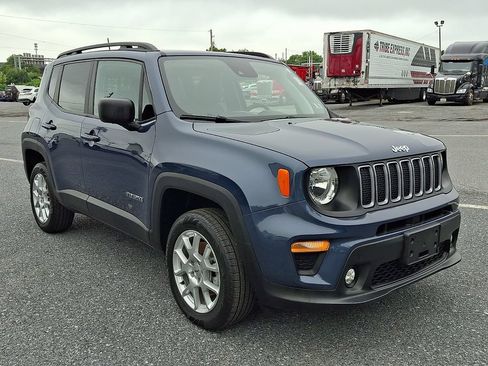 Used 2023 Jeep Renegade Latitude w/ Sun/Sound Group AWD/4WD image 3