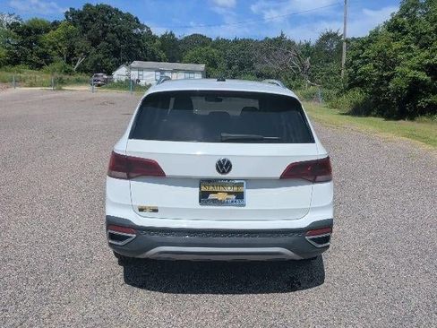 Used 2023 Volkswagen Taos SE FWD image 5