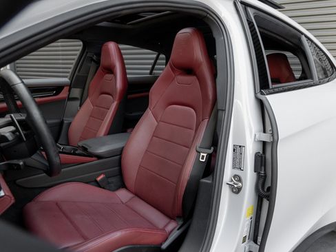 Certified 2025 Porsche Panamera image 5