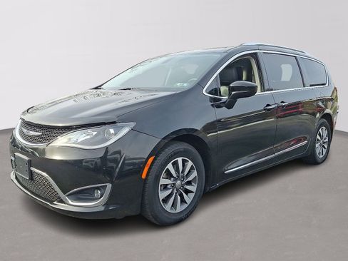 Used 2020 Chrysler Pacifica Touring-L Plus image 3