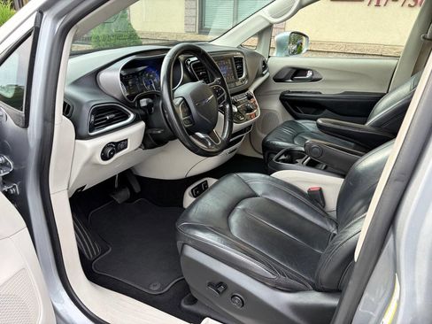 Used 2020 Chrysler Pacifica Touring-L w/ Tire & Wheel Group image 6