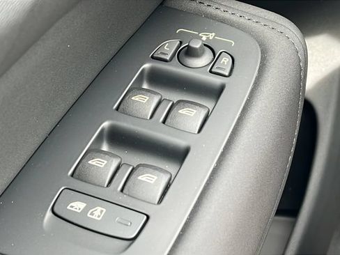 New 2026 Volvo XC60 B5 Plus AWD/4WD image 18