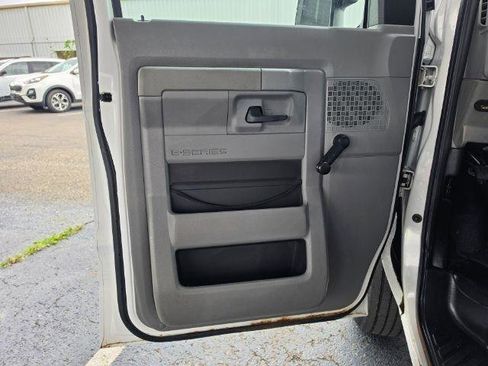 Used 2009 Ford E-350 and Econoline 350 Extended Super Duty RWD image 17