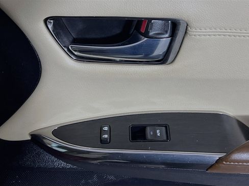 Used 2013 Toyota Avalon XLE Touring FWD image 32