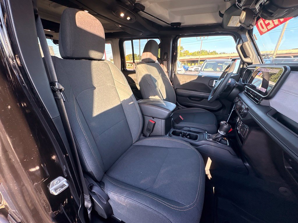 Used 2024 Jeep Wrangler Unlimited Sahara AWD/4WD image 30