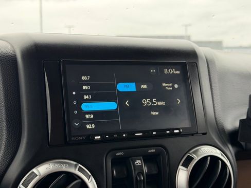 Used 2012 Jeep Wrangler Unlimited Rubicon w/ Connectivity Group image 21