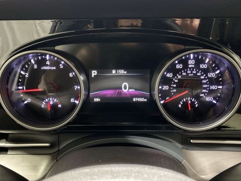 Used 2022 Kia Carnival EX image 10