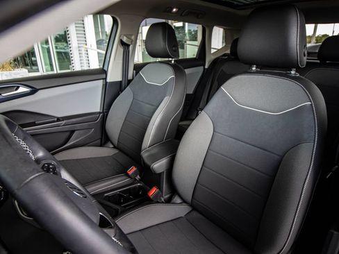 Certified 2023 Volkswagen Taos SE w/ Panoramic Sunroof Package FWD image 24