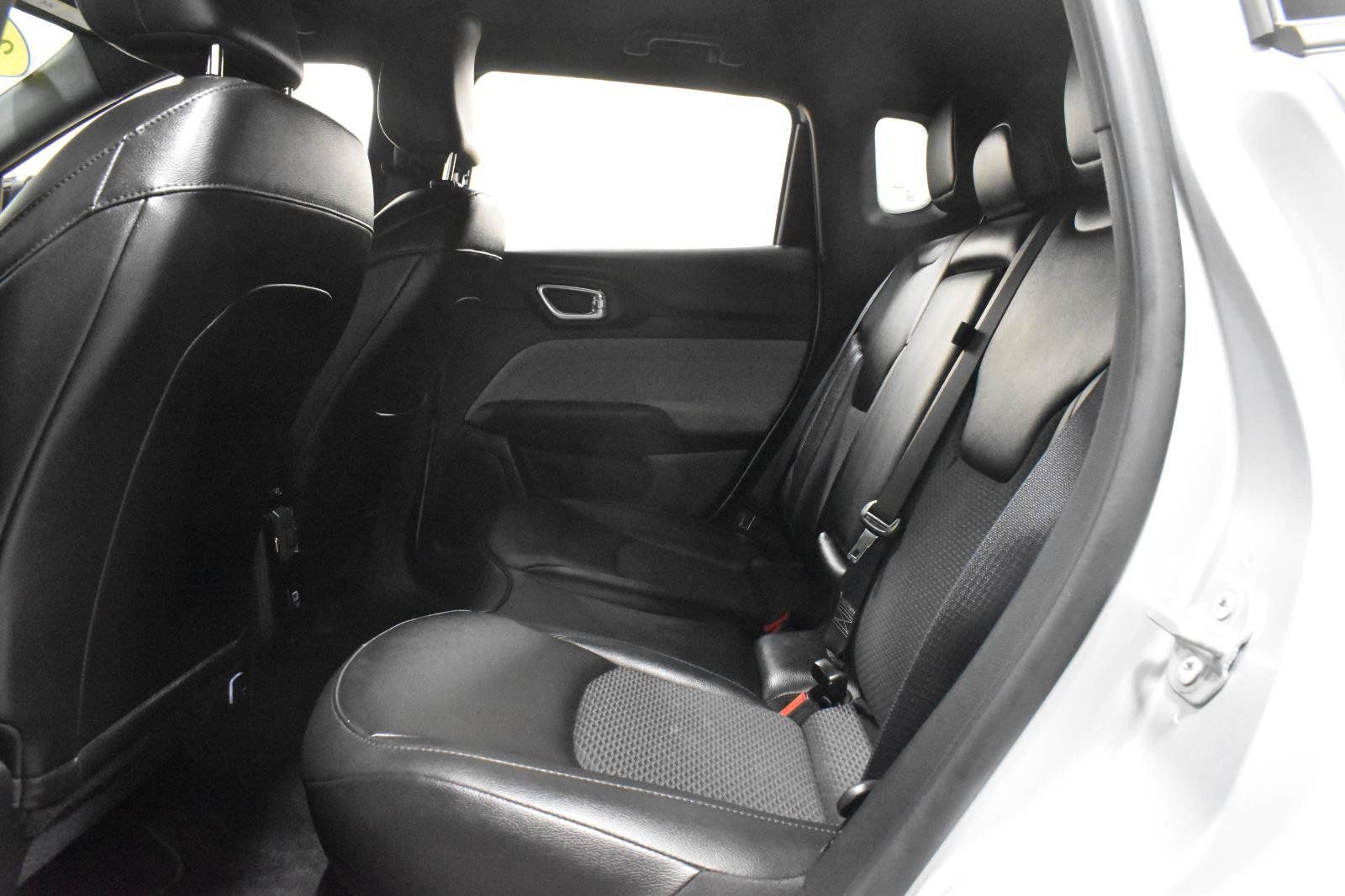 Used 2025 Jeep Compass Latitude AWD/4WD image 8