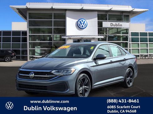 Certified 2023 Volkswagen Jetta SE w/ Panoramic Sunroof Package image 8