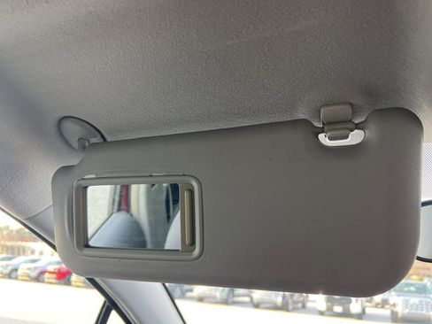 Used 2010 Toyota Yaris 2-Door Hatchback image 33