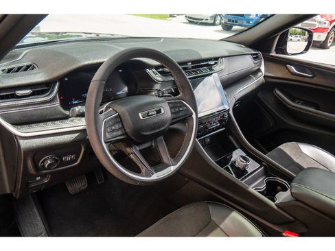 Used 2023 Jeep Grand Cherokee Altitude AWD/4WD image 12