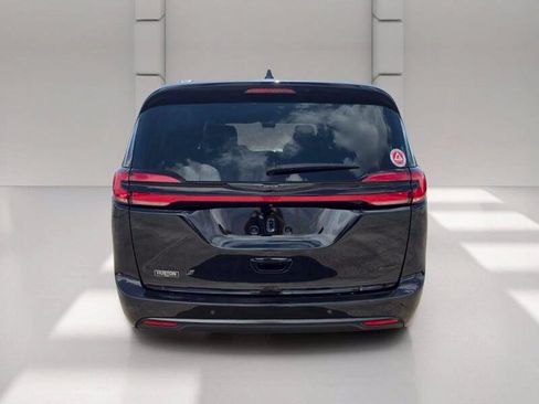 Used 2024 Chrysler Pacifica Touring-L w/ S Appearance Package AWD/4WD image 4