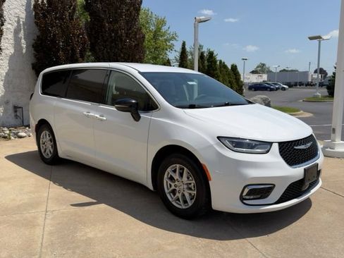 Used 2024 Chrysler Pacifica Touring-L FWD image 7