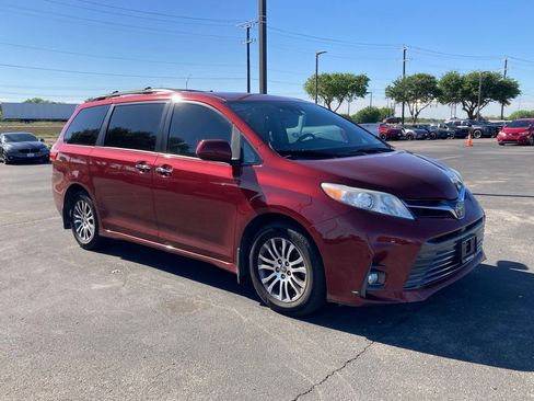 Used 2020 Toyota Sienna XLE image 3
