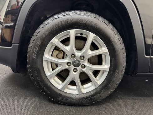 Used 2018 Jeep Cherokee Latitude Plus w/ Comfort/Convenience Group FWD image 13