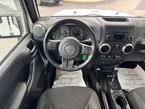 Used 2018 Jeep Wrangler Unlimited Sahara w/ Connectivity Group AWD/4WD image 25