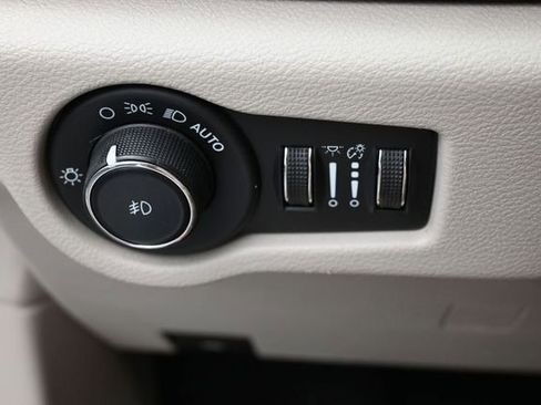 Used 2023 Chrysler Pacifica Touring-L FWD image 14