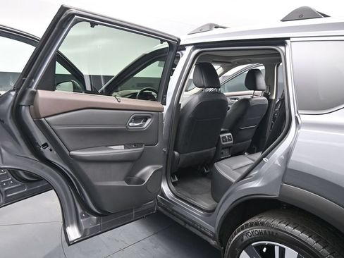 Used 2023 Nissan Rogue SL w/ SL Premium Package FWD image 16