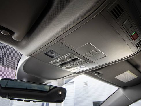 Used 2022 Volkswagen Taos SE w/ Panoramic Sunroof Package FWD image 33