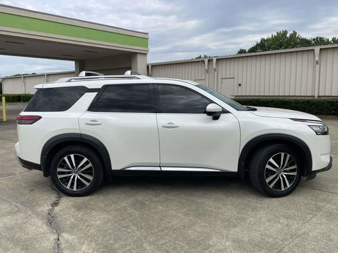 Used 2024 Nissan Pathfinder Platinum w/ Cargo Package AWD/4WD image 2