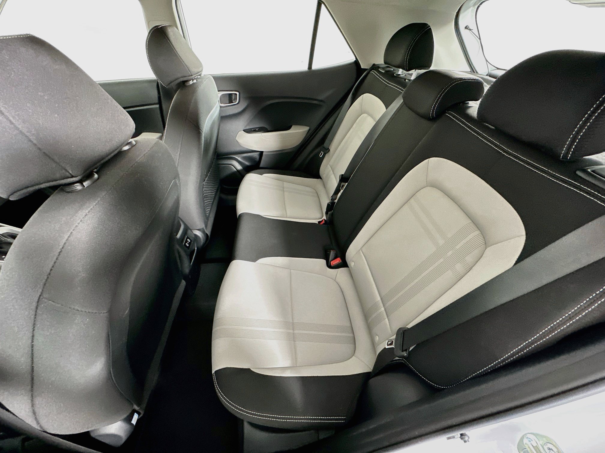Used 2025 Hyundai Venue SEL FWD image 27
