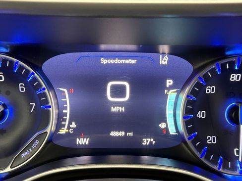 Used 2024 Chrysler Pacifica Touring-L image 9