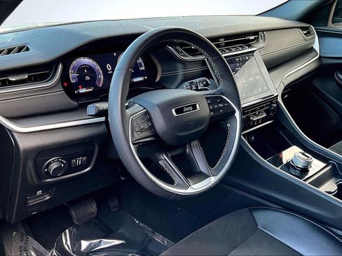 Used 2023 Jeep Grand Cherokee Altitude image 14