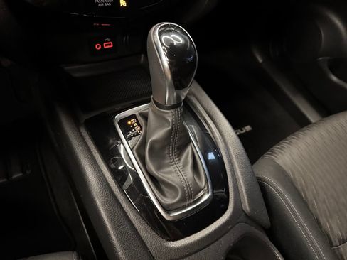 Used 2020 Nissan Rogue SV AWD/4WD image 16