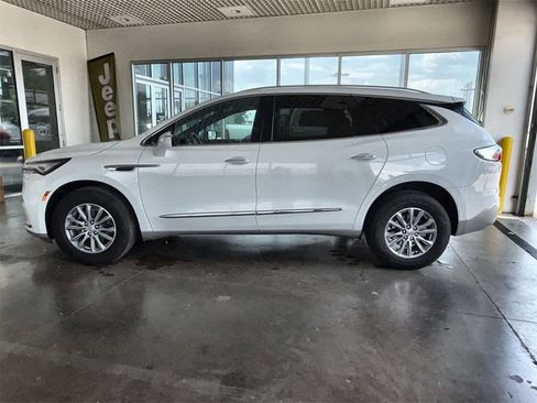 Used 2023 Buick Enclave Essence image 3
