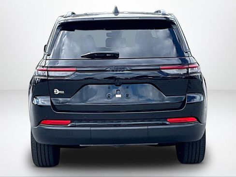 Used 2023 Jeep Grand Cherokee Altitude AWD/4WD image 5