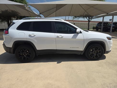Used 2020 Jeep Cherokee Latitude FWD image 2