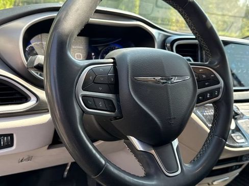 Used 2022 Chrysler Pacifica Touring-L FWD image 14