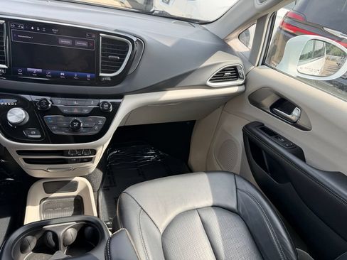 Used 2022 Chrysler Pacifica Touring-L FWD image 23