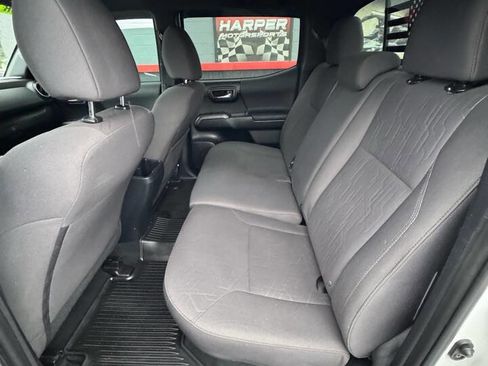 Used 2018 Toyota Tacoma TRD Sport image 19