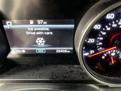 Used 2024 Kia Carnival LX image 12