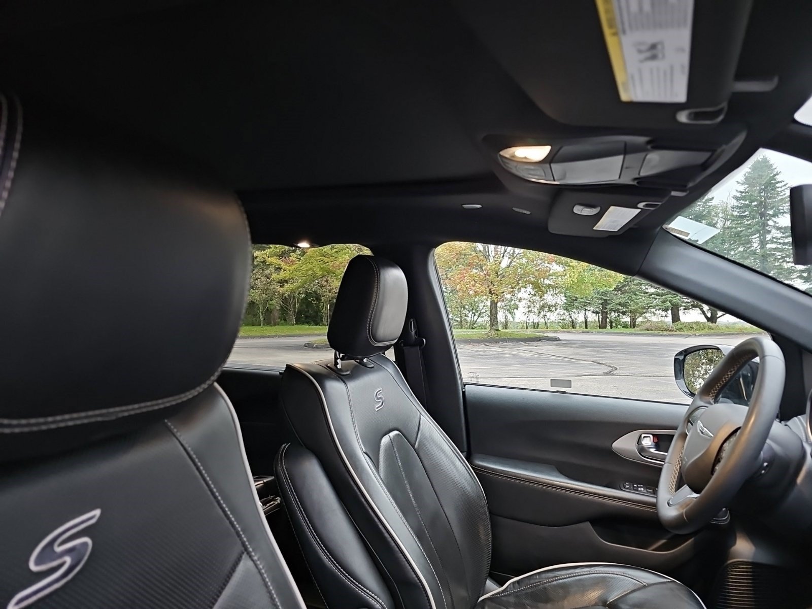 Used 2025 Chrysler Pacifica Limited FWD image 10
