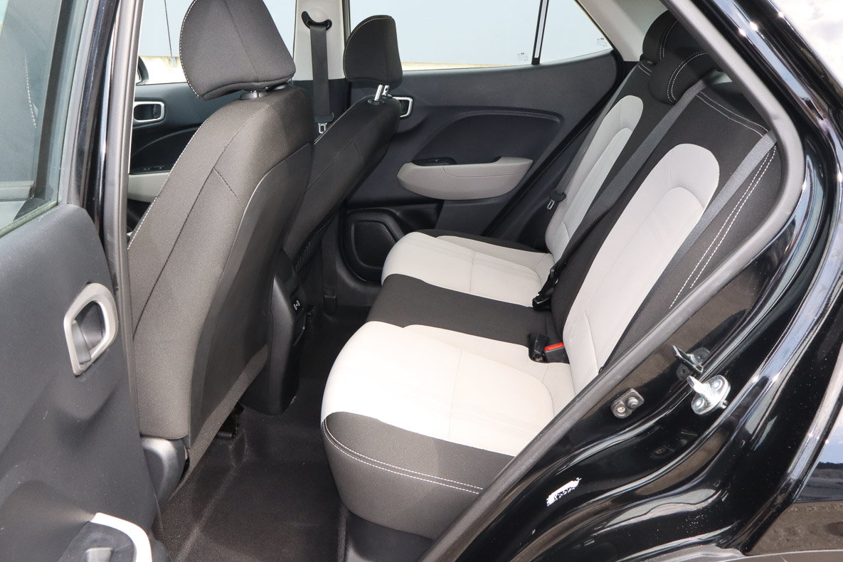 Used 2025 Hyundai Venue SEL FWD image 8