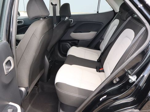 Used 2025 Hyundai Venue SEL FWD image 8