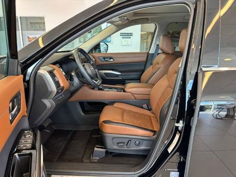 Certified 2025 Nissan Pathfinder Platinum w/ Black Appearance Package AWD/4WD image 16
