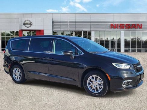 Used 2023 Chrysler Pacifica Touring-L FWD image 2