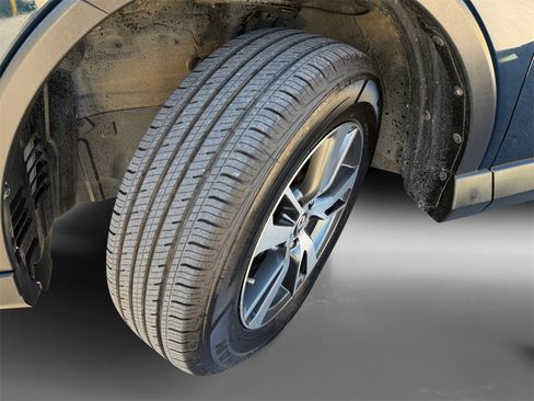 Used 2018 Toyota RAV4 XLE image 10